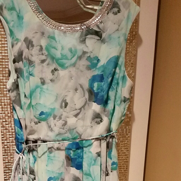 Covington Dresses & Skirts - ⬇️ $13 Covington Flowy Floral Dress